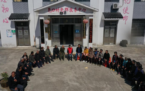 板凳课堂讲党的好政策，商议村内发展大计。江永宣传部供图
