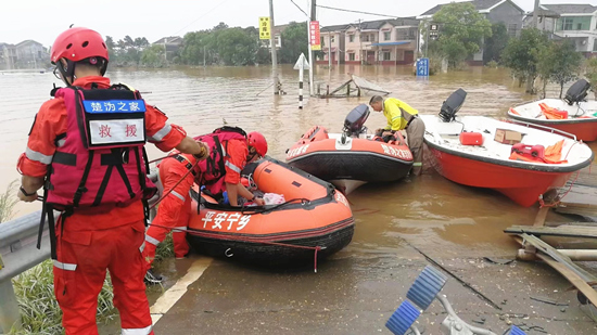 张德强与队友参与洪灾救援。受访单位供图