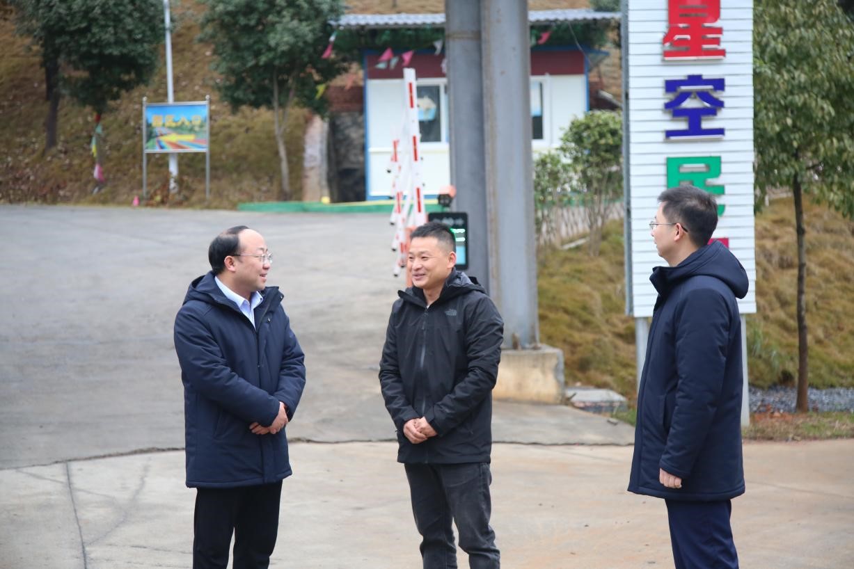 党委副书记、行长胡燕林，党委委员、副行长周明走访望湖庄园。单位供图