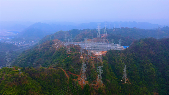 坐落在湖南湘西群山间的500千伏变电站。受访单位供图