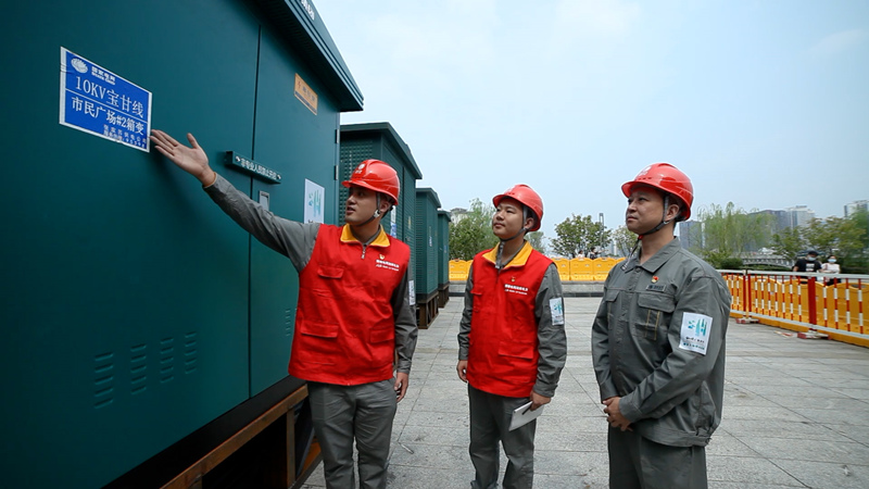 国网张家界供电公司负责人带队巡检首届湖南旅游发展大会主会场保电设备。受访单位供图
