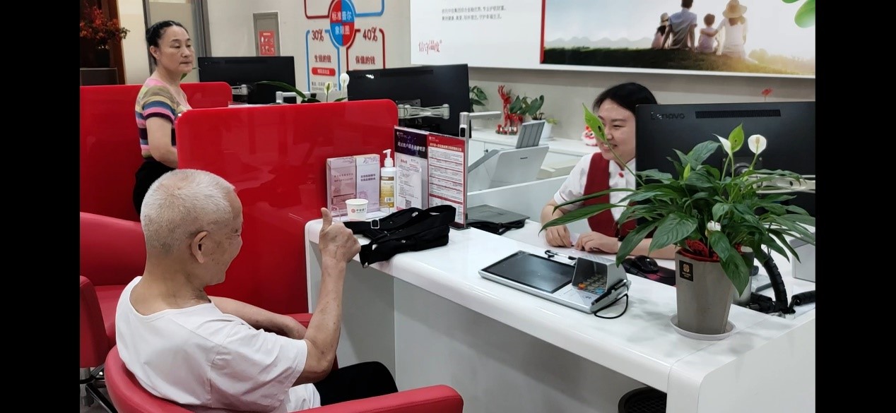 帮助老年人进行开户。单位供图