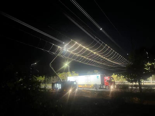 移动照明车助力夜间跨越施工。受访单位供图