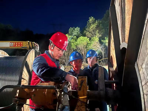 党员突击队在现场进行机械设备安全隐患排查。受访单位供图