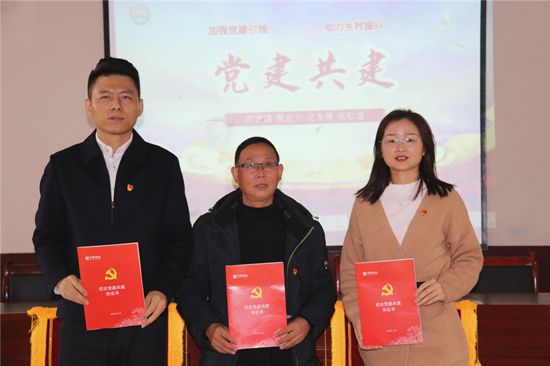中海集團湖南區域黨組織與學校簽訂校企黨建共建協議書。受訪單位供圖
