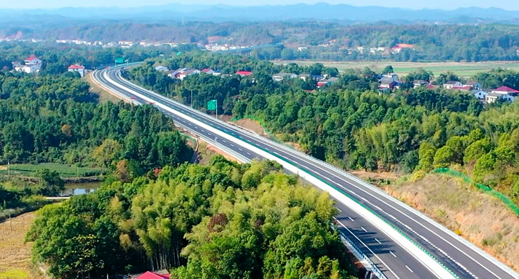 平益高速是支撑长江经济带发展的高速公路项目。湖南建投平益高速公司供图