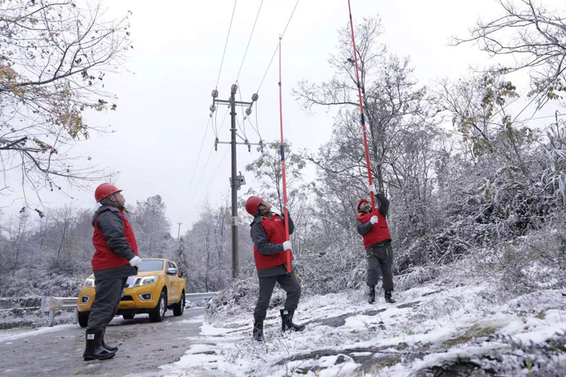 湘西电力员工针对辖区易覆冰的矮德线、矮高线等重点线路进行特巡。萧单丹摄