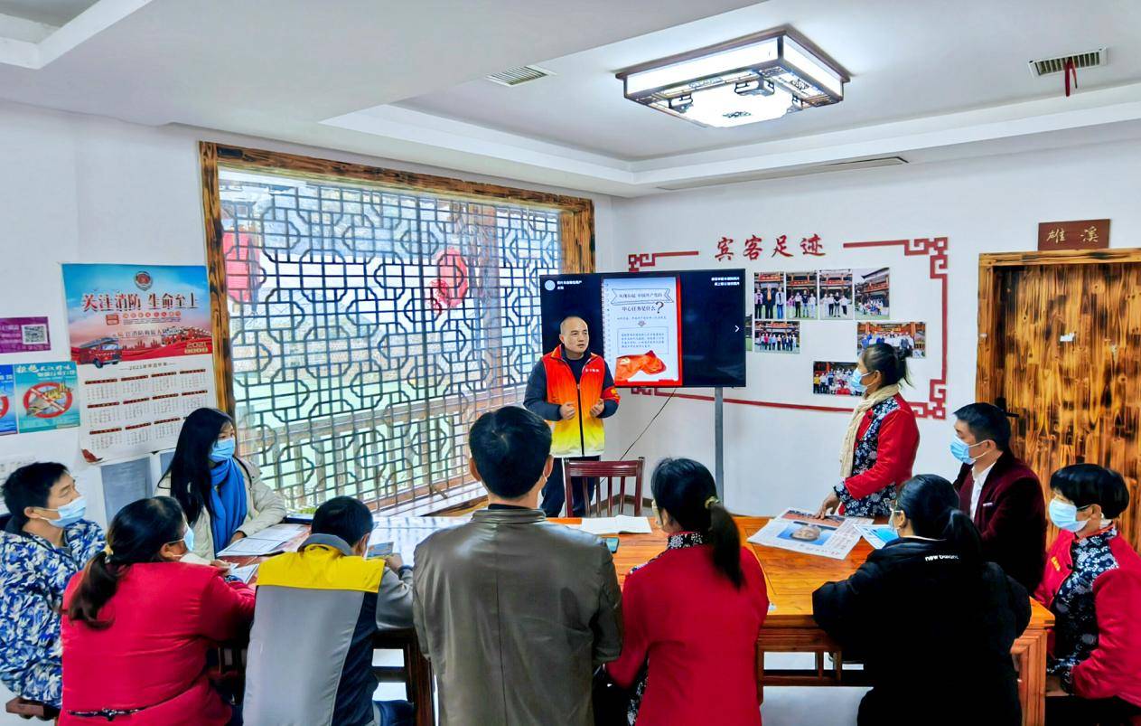 瞿小华（宣讲人）在宣讲党的二十大精神。刘科摄