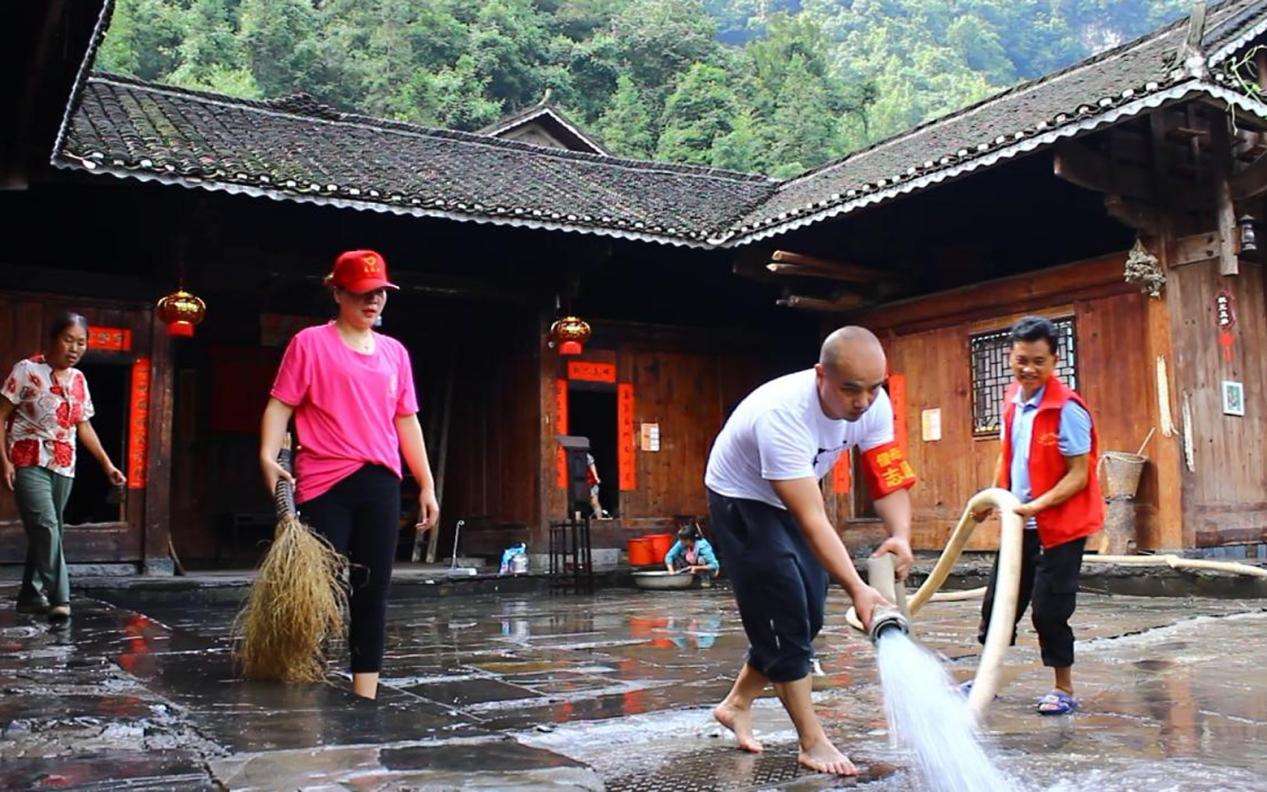 瞿小华（右二）在人居环境整治现场。邓浩然摄