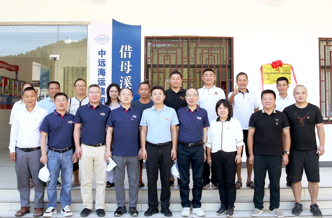 瞿小华（右一）在党建共建村挂牌仪式现场合影。刘科摄