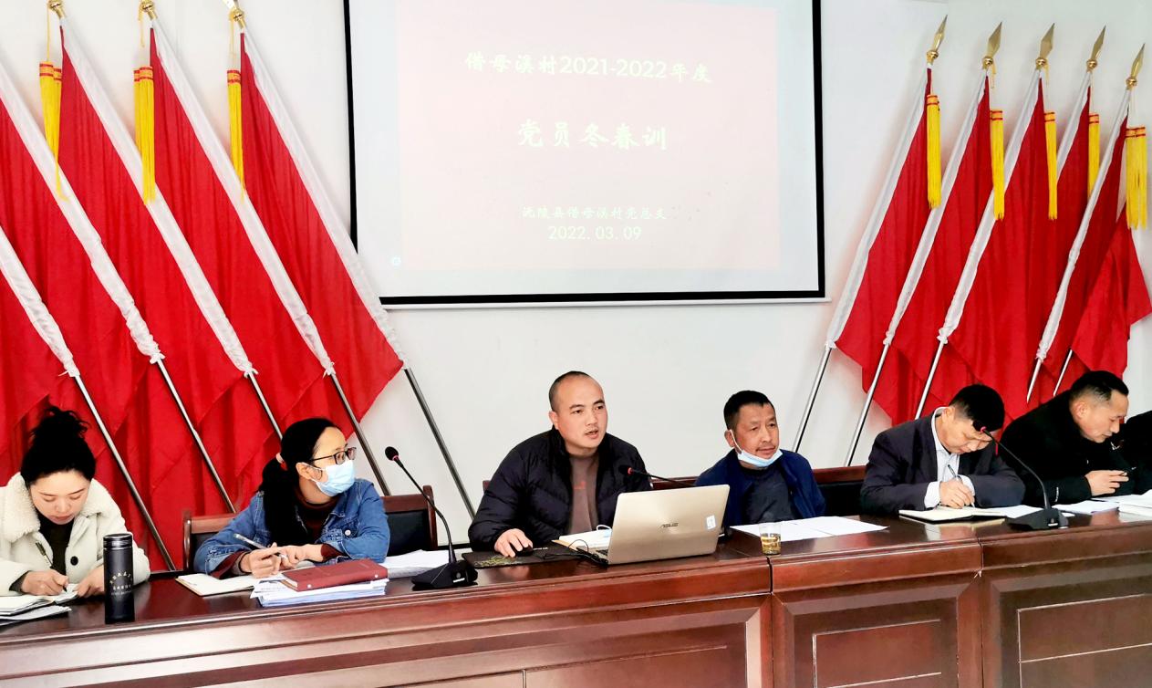 瞿小华（左三）在上党课。刘科摄