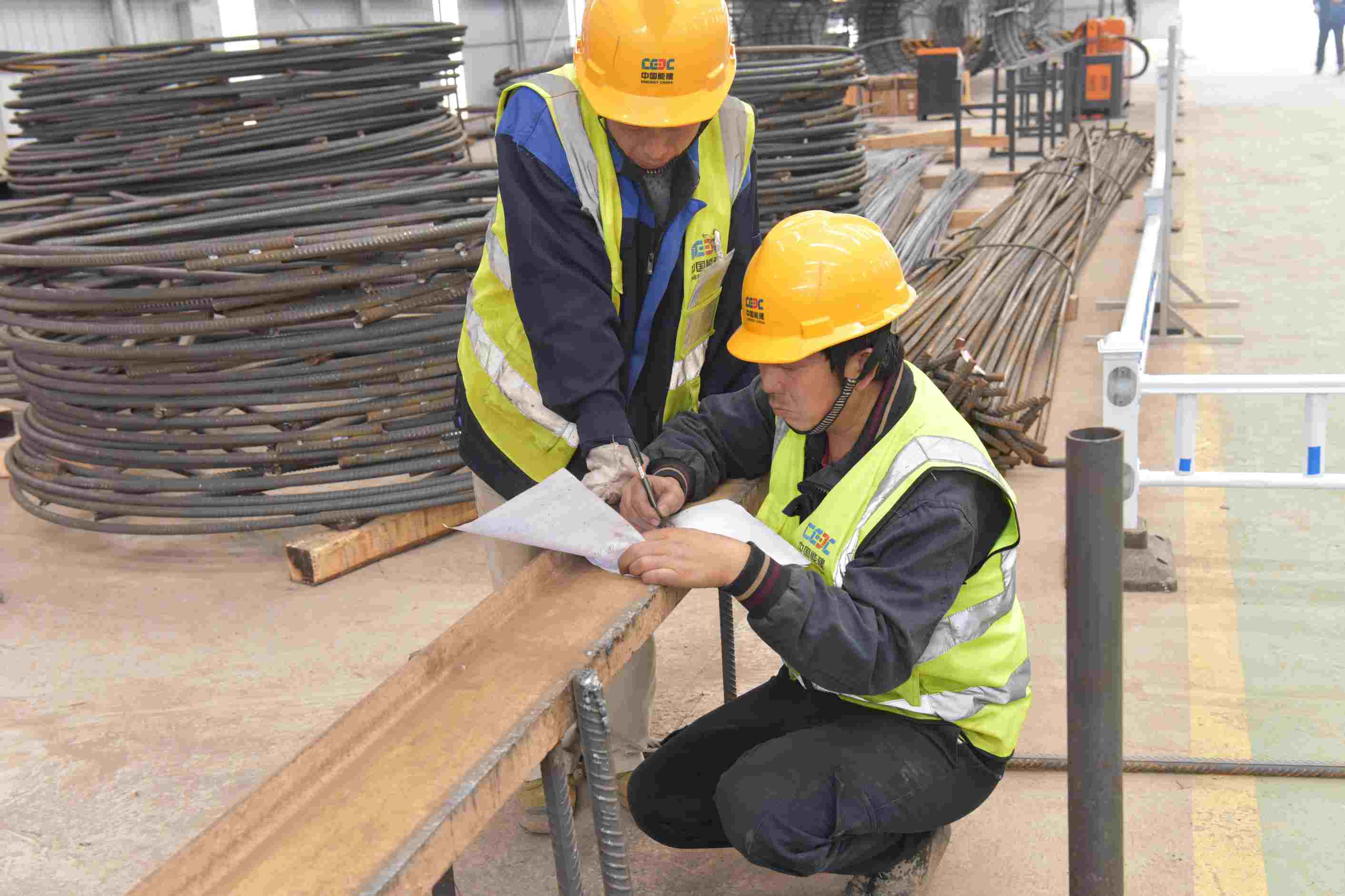 鋼筋加工廠內工人測算。單位供圖