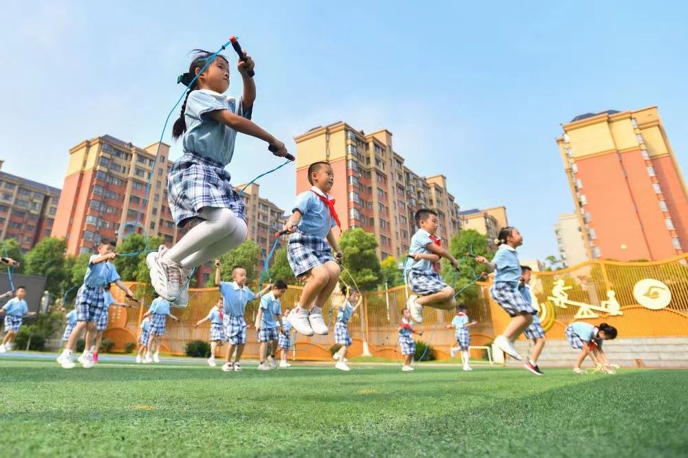 长沙市天心区仰天湖桂花坪小学二年级的学生在体育课上跳绳。校方供图