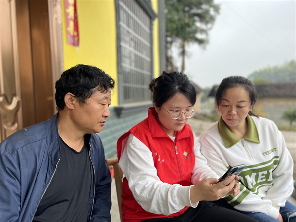 星城供銷工作人員不定期上門，對線上運營方法技巧進行手把手演示操作。單位供圖