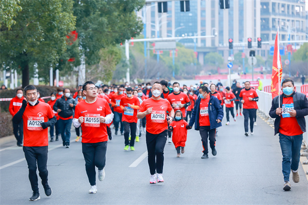 参赛跑者们。单位供图