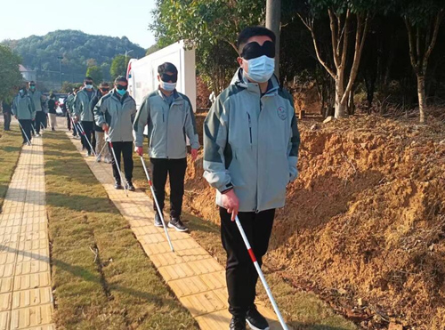 党校学员盲道体验教学研活动。受访单位供图
