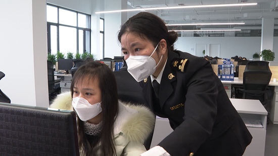 株洲海关关员指导湖南华联瓷业股份有限公司为其生产的输印尼日用陶瓷餐具自主出具RCEP原产地声明。受访单位供图