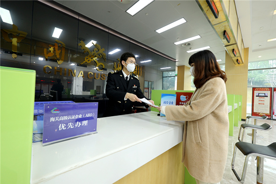 岳阳海关为湖南中创化工股份有限公司出口印尼的14.4吨乙酸异丙酯签发了RCEP原产地证书。受访单位供图
