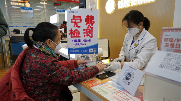 老百姓大药房湘雅店内，市民正在进行免费血氧饱和度检测。单位供图
