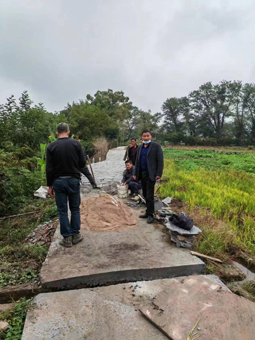 肖乾斌在督查游步道建设进度和质量。受访单位供图