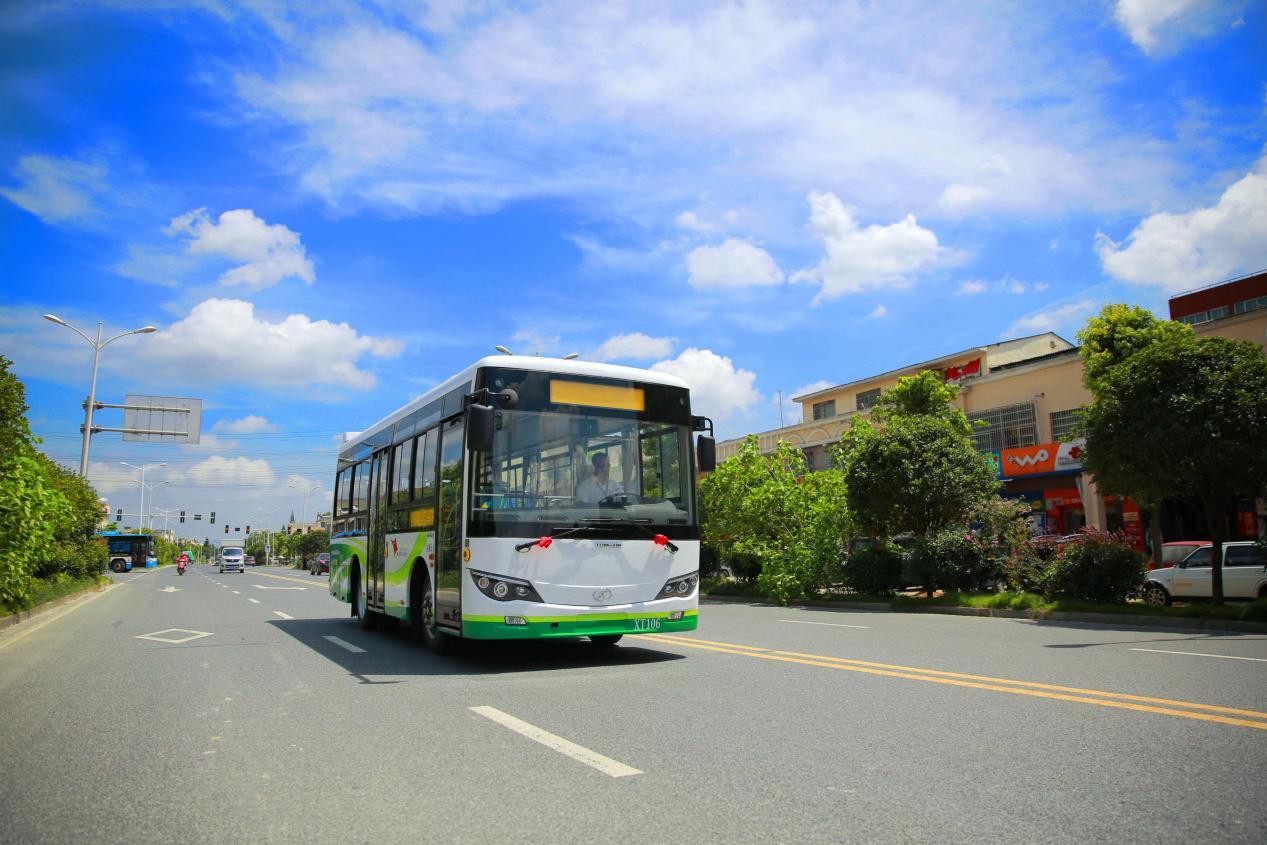 行驶在乡间公路上的公交车，为农村居民出行提供极大便利。章帝 摄