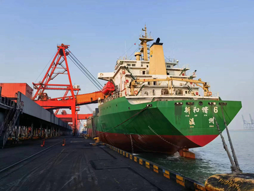 巨型海轮载满燃煤从曹妃甸港口出发运往大唐华银。受访单位供图