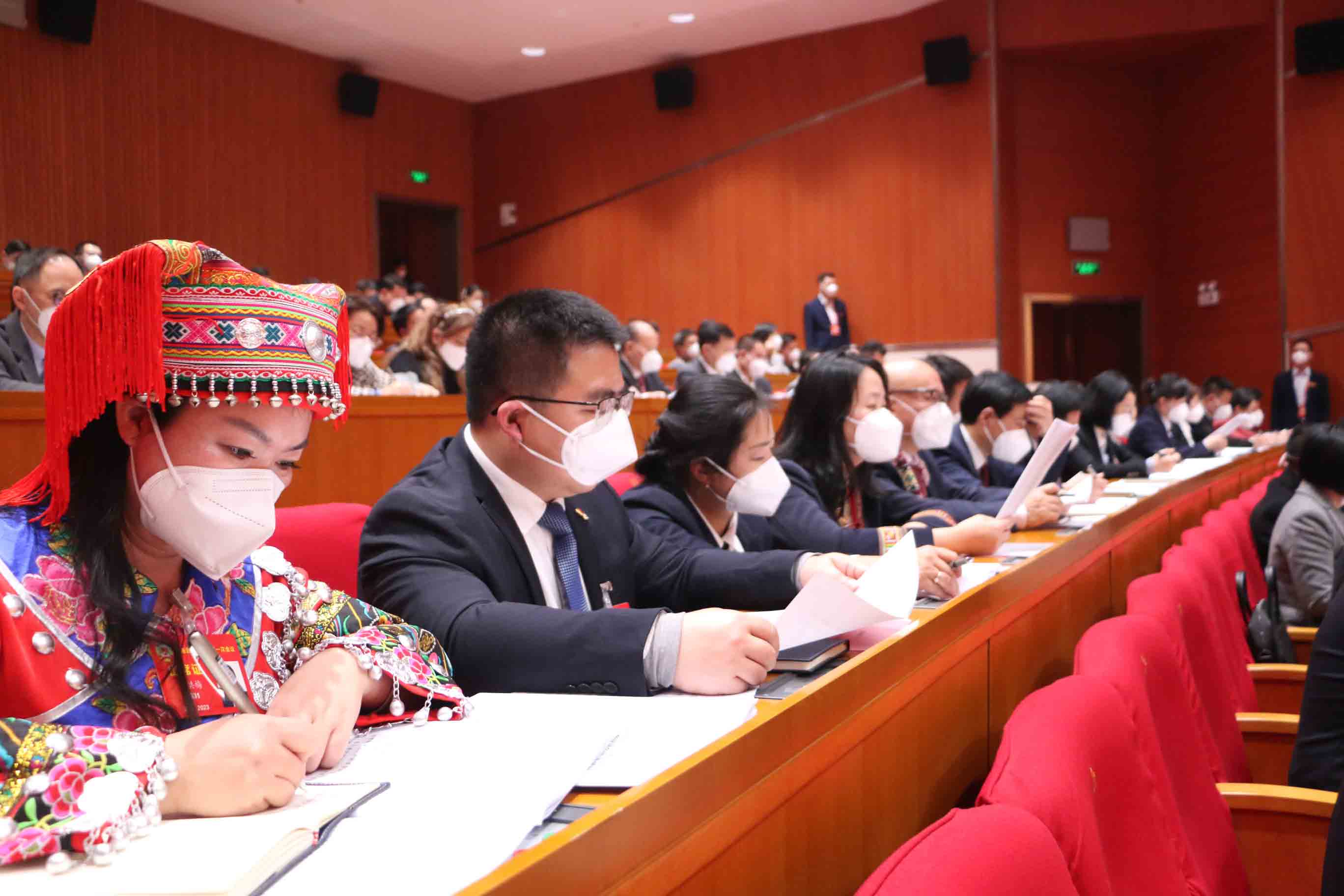 代表委员认真听取报告。人民网湖南两会报道组摄