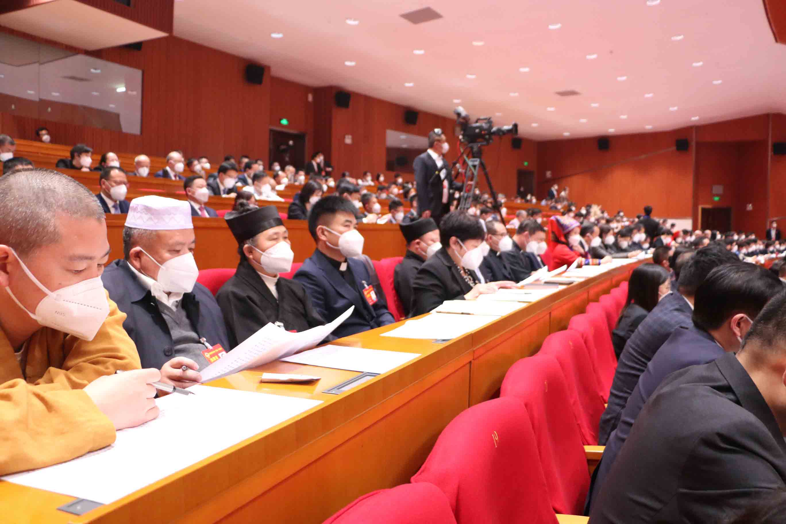 代表委员认真听取报告。人民网湖南两会报道组摄