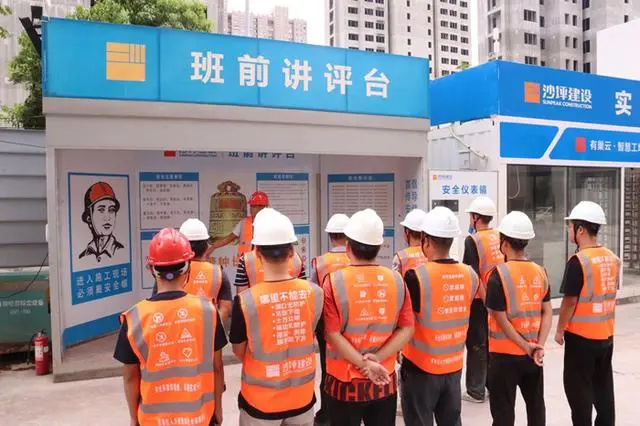 芙蓉区人社局率先在该区建筑工地试点“行走的安全员”。曾佳蕊摄