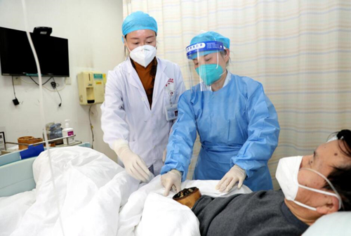 心灵关怀和心理干预能全面促进新冠患者康复。何君摄