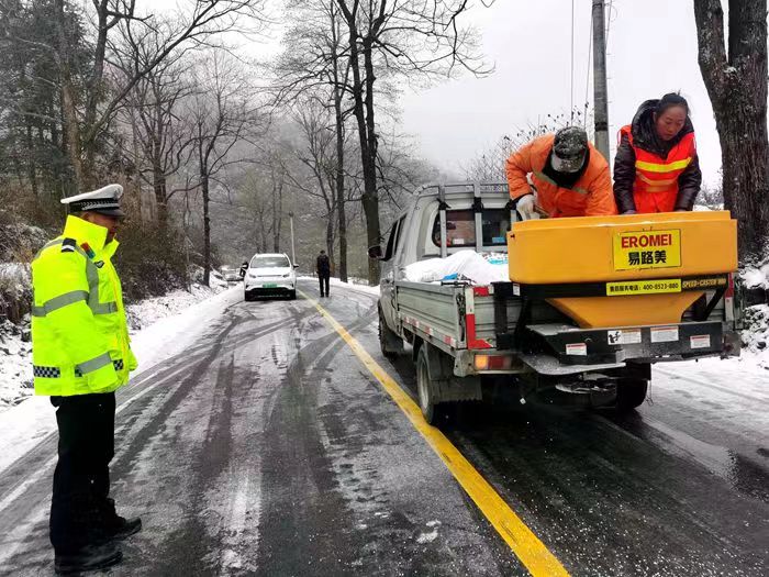 图为张家界市永定区公路养护人员对结冰路段撒布融雪剂。赵前进摄