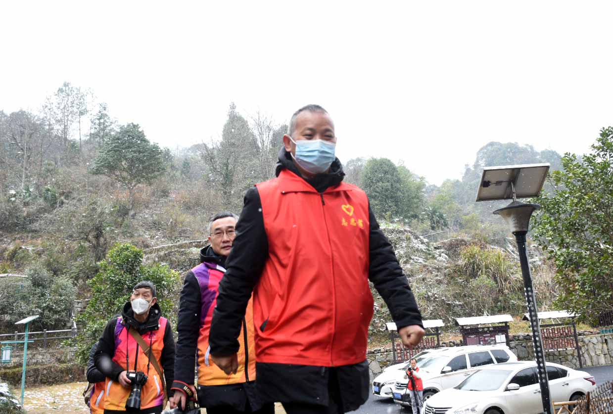 沅陵文艺志愿者迎新送福进基层。戴春智 瞿云摄
