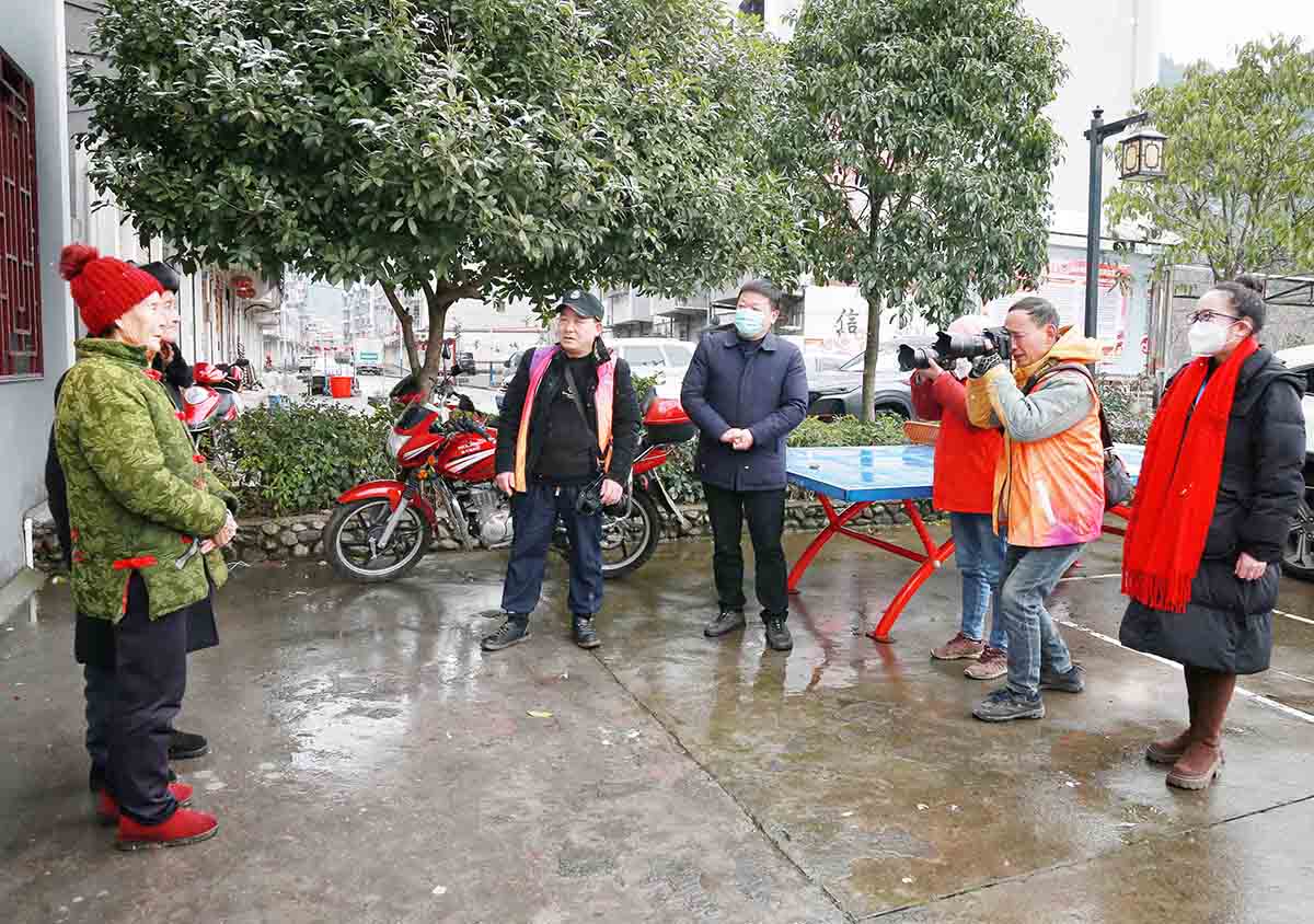 沅陵摄协为村民拍“全家福”。戴春智 瞿云摄