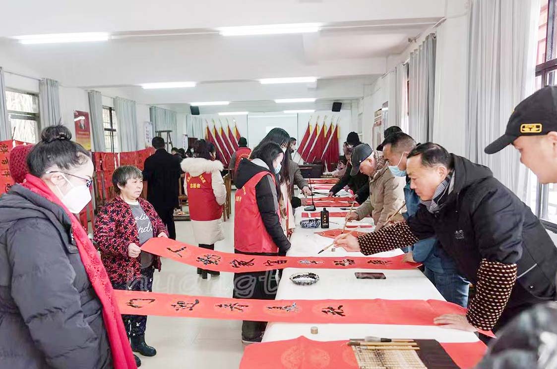 沅陵文艺志愿者送春联进万家。戴春智 瞿云摄