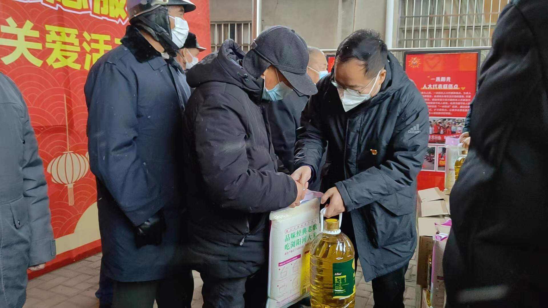 把温暖送到困难群众手中 单位供图