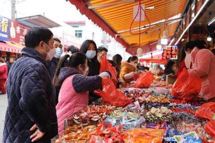 三眼井湘运市场内市民在购买糖果(单位供图）