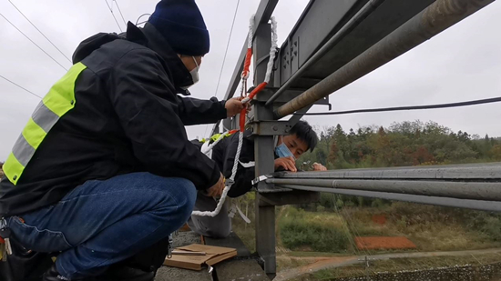 作业人员在高架桥上进行捆扎作业。受访单位供图