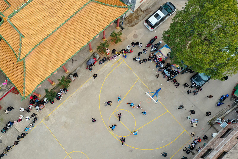 村民们在湖南省永州市新田县新隆镇野乐村进行篮球比赛。钟伟锋摄