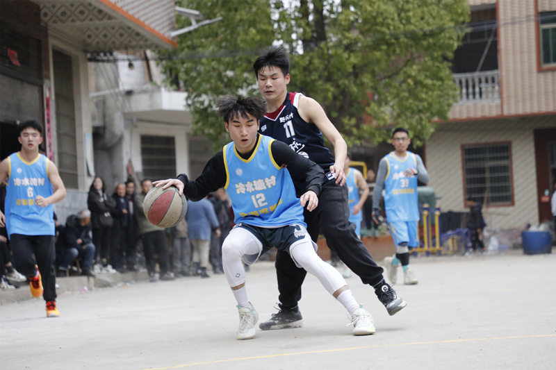 村民们在湖南省永州市新田县新隆镇野乐村进行篮球比赛。钟伟锋摄
