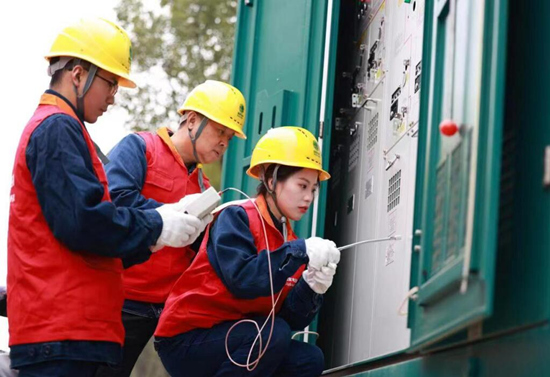 国网湖南电力员工在湘潭市区利用先进的检测设备开展春节保供电特巡。周波摄