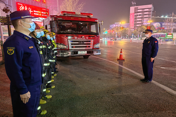 谷小波慰问除夕夜前置执勤的消防指战员。株洲消防供图