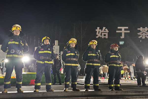 消防指戰員在茶陵縣茶祖印象文化產業園執勤值守。單位供圖