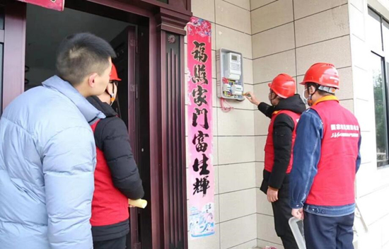 国网岳阳供电公司东方红（电骆驼）共产党员服务队为返乡村民检查用电设备。刘天摄