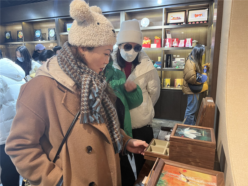 游客在参观非遗文创展。受访单位供图