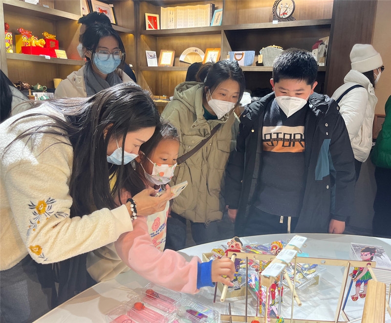 游客在選購非遺文創產品。受訪單位供圖