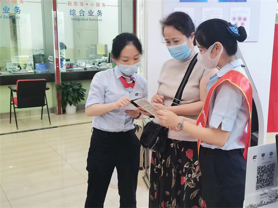 浦發銀行工作人員積極向市民普及金融知識1。企業供圖