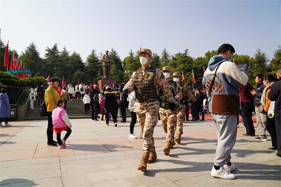 武警官兵驻一线维护秩序。受访单位供图 