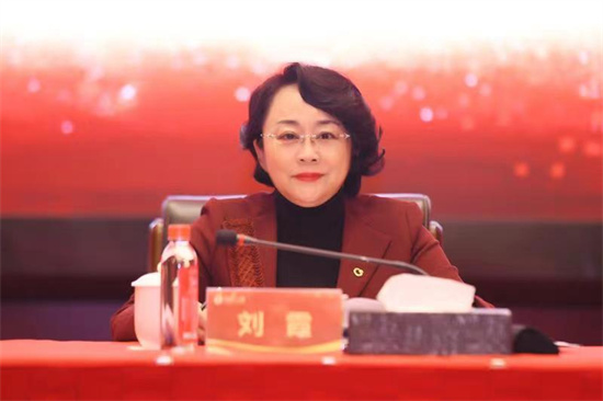总公司业务总监，湖南省分公司党委书记、总经理刘霞同志作报告。企业供图