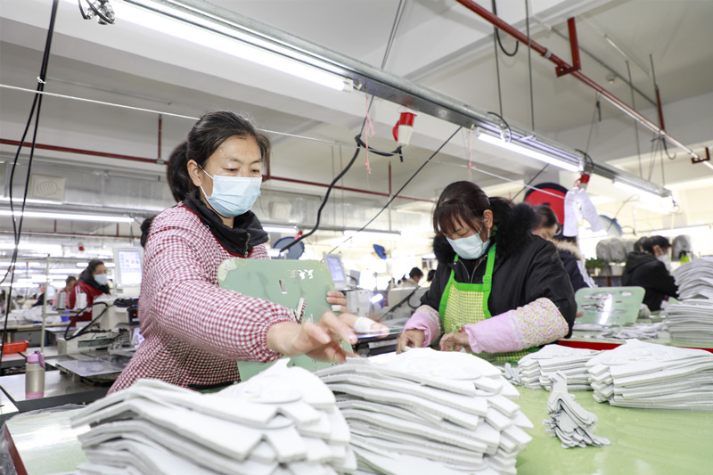 生产线上工人正铆足干劲赶订单。钟伟锋摄