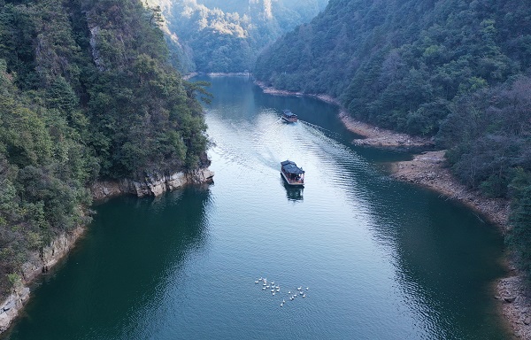 1月30日，游人乘船在湖南张家界宝峰湖景区游玩。（吴勇兵摄）
